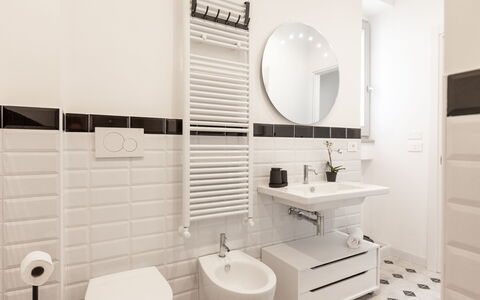Suite Sinfonia Oro: Piso, Diseño De Interiores, Suelo, Arreglo De Tubería, Baño, Baño, Lavabo, Asiento Del Baño, Lavabo Del Baño, Grifo