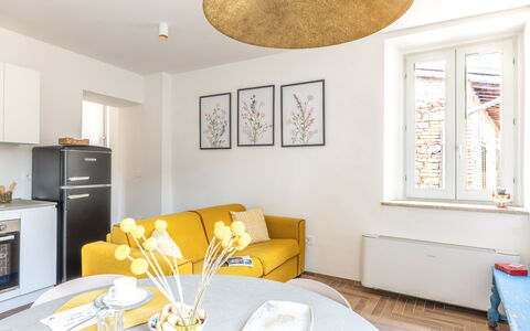 Suite Sinfonia Oro: Mueble, Diseño De Interiores, Suelo, Piso, Pared, Habitación, Madera, Techo, Amarillo, Sofá