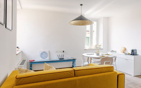 Suite Sinfonia Oro: Mueble, Diseño De Interiores, Suelo, Piso, Sofá, Pared, Habitación, Sala, Madera, Mesa