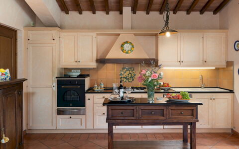 Villa Sorripa 6: Mueble, Cocina, Diseño De Interiores, Gabinetes, Madera, Piso, Mostrador, Lámpara, Alacena, Aparato De Cocina