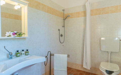 Poderina dei Poggi 12: Piso, Diseño De Interiores, Arreglo De Tubería, Suelo, Lavabo Del Baño, Baño, Lavabo, Grifo, Plomería, Habitación