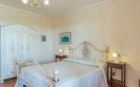 Poderina dei Poggi 12: Mueble, Habitación, Diseño De Interiores, Cama, Sábana, Suelo, Piso, Techo, Lecho, Marco De La Cama
