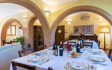 Poderina dei Poggi 12: Mueble, Diseño De Interiores, Mesa, Techo, Silla, Vajilla, Comedor, Cocina Y Comedor Mesa, Restaurante, Habitación
