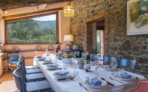 Casa Torrione 14: Mueble, Mesa, Diseño De Interiores, Vajilla, Casa, Comedor, Silla, Cocina Y Comedor Mesa, Stemware, Manteles