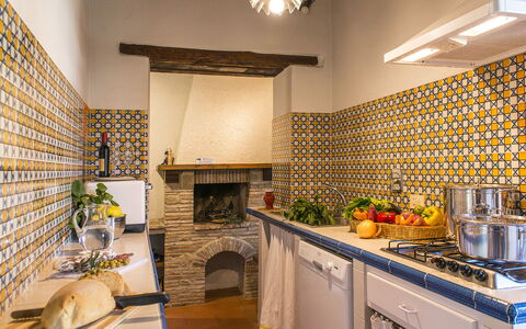 Casa Torrione 14: Amarillo, Diseño De Interiores, Piso, Loseta, Cocina, Suelo, Habitación, Techo, Estufa De Cocina, Mostrador