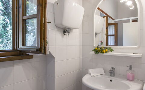 Casa Torrione 14: Diseño De Interiores, Lavabo Del Baño, Madera, Baño, Arreglo De Tubería, Piso, Lavabo, Suelo, Habitación, Grifo