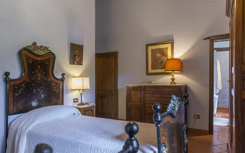 Casa Torrione 14: Mueble, Habitación, Piso, Cama, Diseño De Interiores, Cajón, Marco De La Cama, Sábana, Mesita De Noche, Suelo