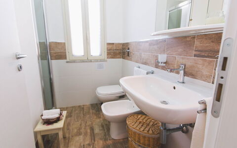 Villa Ferradina 4+2: Piso, Arreglo De Tubería, Suelo, Asiento Del Baño, Baño, Baño, Lavabo, Diseño De Interiores, Plomería, Grifo