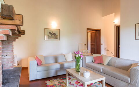 Podere Calcheto 14: Mueble, Diseño De Interiores, Piso, Pared, Suelo, Sofá, Madera, Habitación, Sala, Techo
