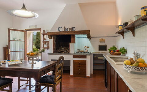 Podere Calcheto 14: Mueble, Cocina, Diseño De Interiores, Madera, Piso, Mostrador, Techo, Casa, Encendiendo, Gabinetes