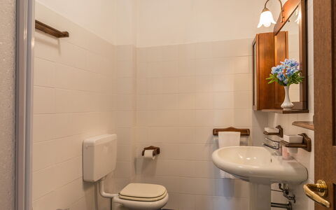 Podere Calcheto 14: Lavabo Del Baño, Pared, Baño, Arreglo De Tubería, Madera, Piso, Lavabo, Suelo, Diseño De Interiores, Grifo