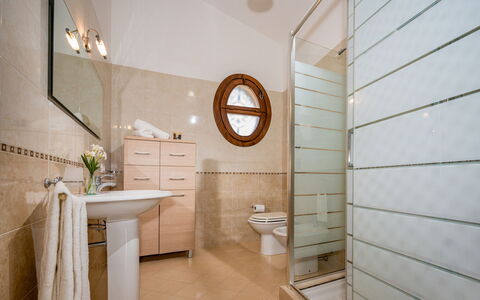 Villa delle Sirene 6: Piso, Diseño De Interiores, Suelo, Arreglo De Tubería, Baño, Encendiendo, Espejo, Plomería, Habitación, Casa