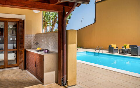 Villa delle Sirene 6: Madera, Piso, Suelo, Diseño De Interiores, Puerta, Material Compuesto, Piscina, Manchas De Madera, Recurso, Techo
