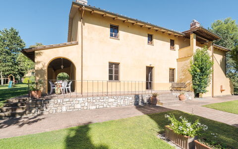 Villa Ginestraio 14: Casa, Casa, Arbusto, Inmuebles, Jardín, Puerta, Cabaña, Casa De Campo, Césped, Villa