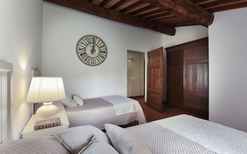 Villa Ginestraio 14: Cama, Diseño De Interiores, Mueble, Habitación, Pared, Lecho, Suelo, Sábana, Piso, Techo