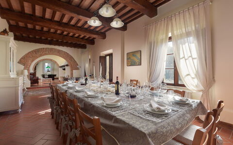 Villa Ginestraio 14: Mueble, Mesa, Diseño De Interiores, Silla, Comedor, Cocina Y Comedor Mesa, Habitación, Restaurante, Techo, Linos