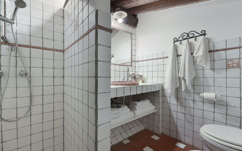 Villa Ginestraio 14: Pared, Arreglo De Tubería, Baño, Diseño De Interiores, Plomería, Piso, Grifo, Suelo, Lavabo, Lavabo Del Baño