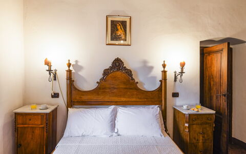 Torre di Paciano 10+2: Pared, Mueble, Habitación, Cama, Diseño De Interiores, Sábana, Lecho, Marco De La Cama, Encendiendo, Suelo