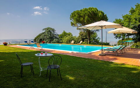 Torre di Paciano 10+2: Azul, Piscina, Inmuebles, Hacienda, Eco Hotel, Jardín, Villa, Recurso, Paisajismo, Casa De Campo