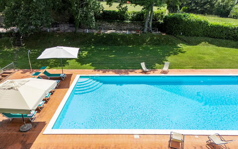 Torre di Paciano 10+2: Piscina, Azul, Agua, Recurso, Eco Hotel, Material Compuesto, Thermae, Mueble Para Exteriores, Sunlounger, Sombra