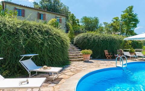 La Casa Dell'Artista 6: Azul, Piscina, Mueble Para Exteriores, Mueble, Recurso, Paraguas, Sombra, Eco Hotel, Sunlounger, Silla