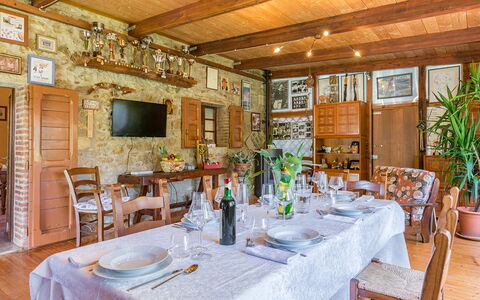 La Casa Dell'Artista 6: Mueble, Madera, Mesa, Cocina Y Comedor Mesa, Silla, Comedor, Puerta, Techo, Restaurante, Habitación