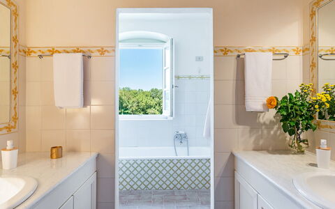 Villa Pucci 12: Baño, Pared, Diseño De Interiores, Arreglo De Tubería, Piso, Suelo, Grifo, Plomería, Loseta, Bañera