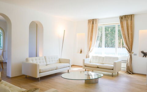 Villa Sarah 10+2: Mueble, Diseño De Interiores, Piso, Sofá, Suelo, Pared, Madera, Sala, Casa, Habitación