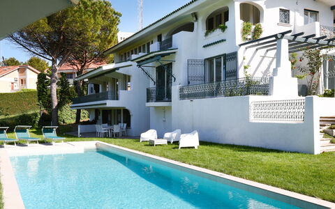 Villa Sarah 10+2: Azul, Piscina, Barrio Residencial, Casa, Casa, Inmuebles, Recurso, Balcón, Mansión, Villa