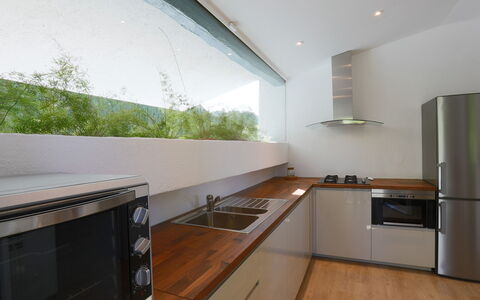 Villa Sarah 10+2: Cocina, Mostrador, Aparato De Cocina, Diseño De Interiores, Electrodoméstico, Gabinetes, Piso, Madera, Techo, Electrodoméstico