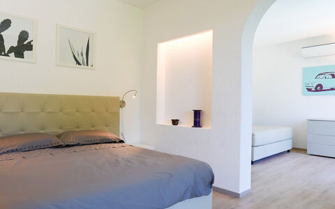 Villa Sarah 10+2: Mueble, Cama, Diseño De Interiores, Pared, Habitación, Piso, Suelo, Habitación, Madera, Lecho