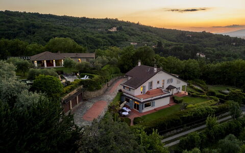 Villa Ninfeo 10+4: Paisaje, Casa, Barrio Residencial, Área Rural, Techo, Cabaña, Inmuebles, Suburbio, Pueblo, Casa De Campo