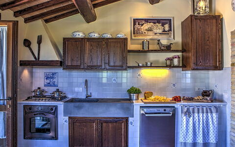Casal del Salice 10: Cocina, Mueble, Diseño De Interiores, Madera, Aparato De Cocina, Piso, Mostrador, Casa, Electrodoméstico, Encendiendo
