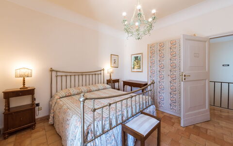 Borgo Colle Ridente 13: Cama, Diseño De Interiores, Habitación, Mueble, Piso, Sábana, Techo, Suelo, Lecho, Habitación