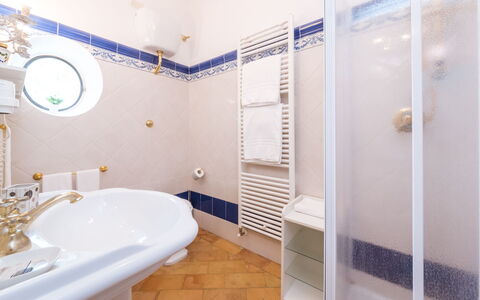 Borgo Colle Ridente 13: Diseño De Interiores, Piso, Suelo, Arreglo De Tubería, Habitación, Baño, Techo, Plomería, Lavabo Del Baño, Grifo