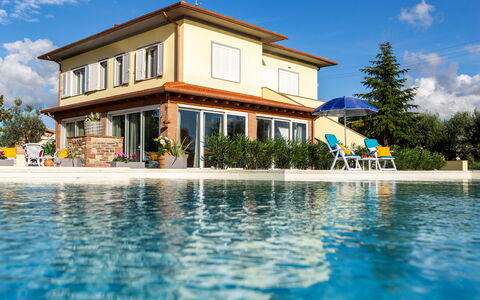 Il Nocciolo 12: Piscina, Casa, Casa, Barrio Residencial, Inmuebles, Recurso, Villa, Eco Hotel, Mueble Para Exteriores, Sombra