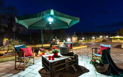 Il Nocciolo 12: Mueble, Mueble Para Exteriores, Silla, Mesa Al Aire Libre, Paraguas, Jardín, Patio, Restaurante, Yarda, Eco Hotel