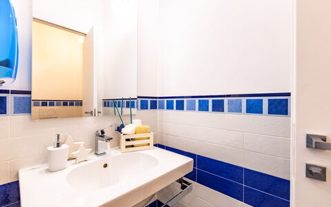 Il Nocciolo 12: Azul, Piso, Suelo, Arreglo De Tubería, Diseño De Interiores, Baño, Loseta, Plomería, Grifo, Lavabo