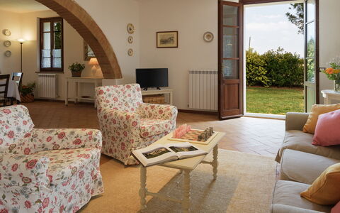 Poggio Vistabella 10: Mueble, Diseño De Interiores, Piso, Mesa, Silla, Madera, Habitación, Suelo, Sala, Techo