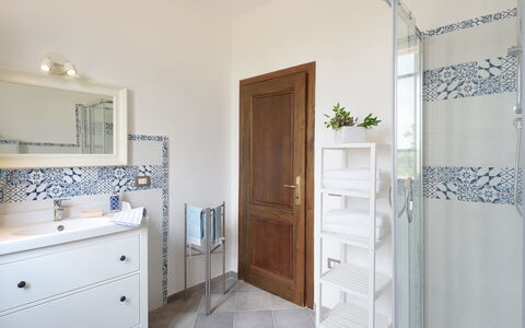 Poggio Vistabella 10: Azul, Piso, Suelo, Arreglo De Tubería, Baño, Diseño De Interiores, Loseta, Plomería, Grifo, Habitación