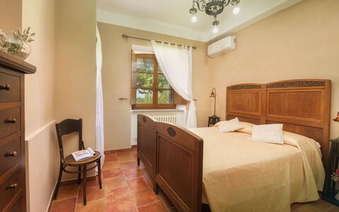 Villa Augusto 10: Mueble, Cama, Diseño De Interiores, Habitación, Piso, Madera, Suelo, Techo, Sábana, Lecho