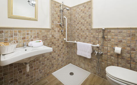 Villa Augusto 10: Arreglo De Tubería, Baño, Piso, Suelo, Plomería, Diseño De Interiores, Loseta, Lavabo Del Baño, Asiento Del Baño, Grifo