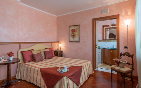 Villa Gabri 8: Mueble, Pared, Diseño De Interiores, Habitación, Cama, Piso, Sábana, Suelo, Habitación, Lecho