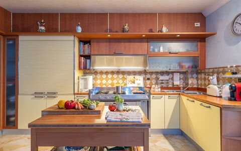 Villa Gabri 8: Cocina, Aparato De Cocina, Gabinetes, Mueble, Mostrador, Diseño De Interiores, Electrodoméstico, Piso, Madera, Alacena