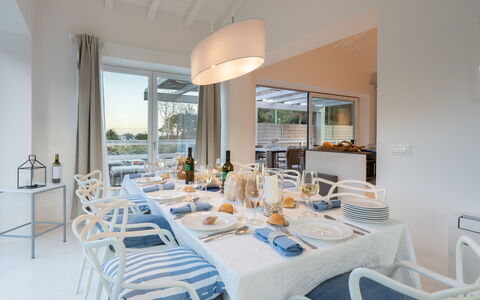 Villa Giomoa 8: Mueble, Diseño De Interiores, Silla, Mesa, Cocina Y Comedor Mesa, Piso, Comedor, Suelo, Techo, Encendiendo