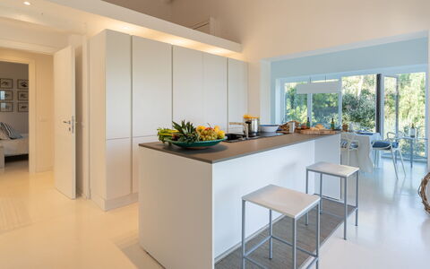 Villa Giomoa 8: Mueble, Diseño De Interiores, Cocina, Piso, Mostrador, Pared, Suelo, Madera, Techo, Silla