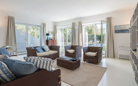 Villa Giomoa 8: Mueble, Diseño De Interiores, Piso, Sofá, Suelo, Madera, Sala, Silla, Techo, Habitación