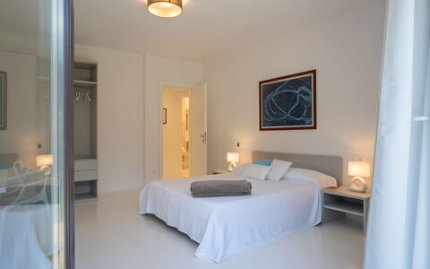 Villa Giomoa 8: Mueble, Diseño De Interiores, Cama, Madera, Suelo, Habitación, Piso, Techo, Habitación, Sábana