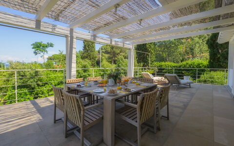 Villa Giomoa 8: Mueble, Madera, Silla, Mueble Para Exteriores, Mesa, Mesa Al Aire Libre, Porche, Cocina Y Comedor Mesa, Sombra, Estructura Al Aire Libre
