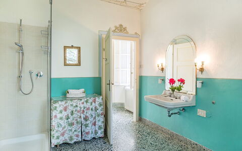 Villa Lemura 16+4: Pared, Lavabo Del Baño, Baño, Arreglo De Tubería, Diseño De Interiores, Piso, Suelo, Grifo, Lavabo, Plomería